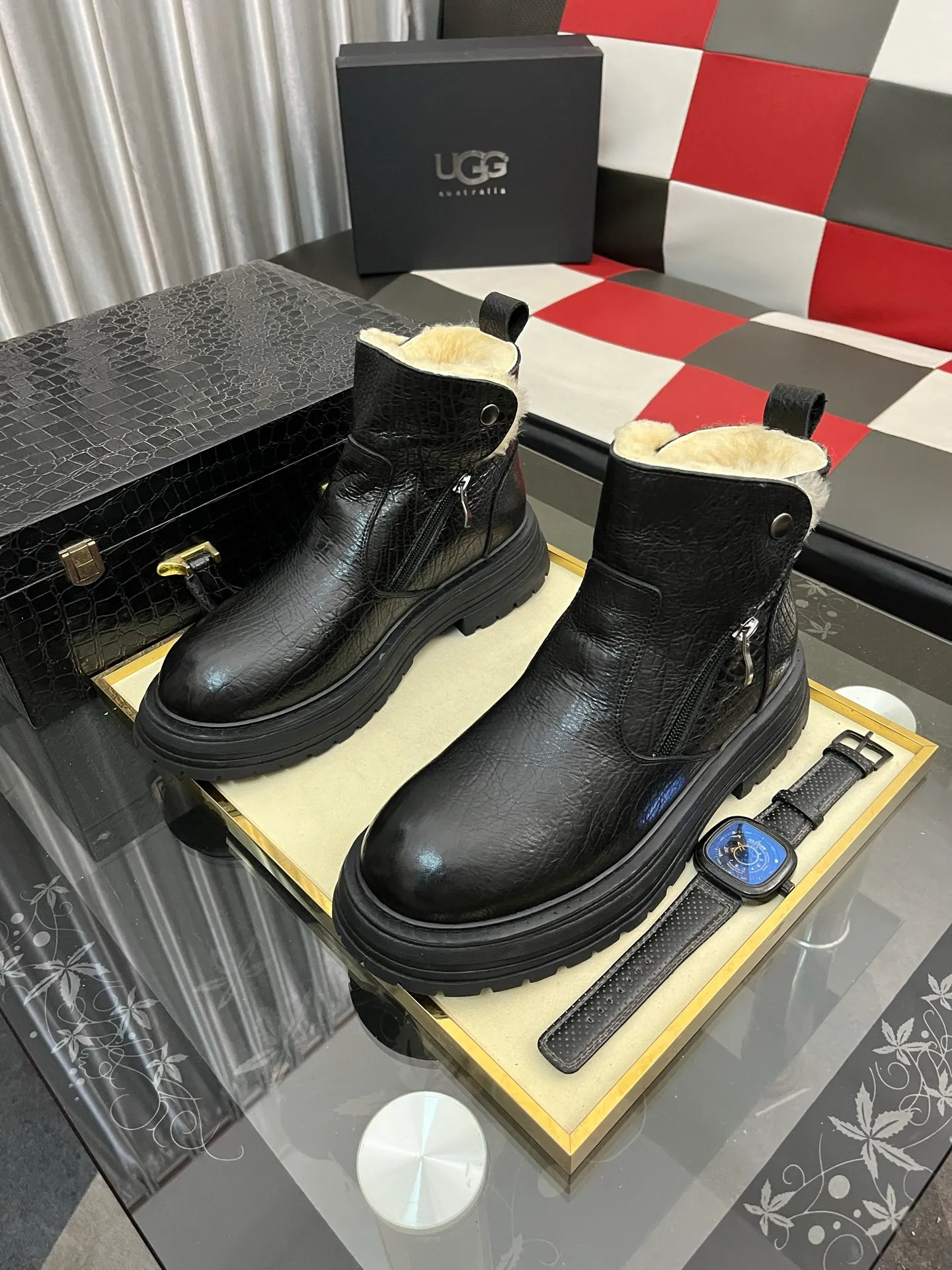 Ex-factory price: 680⌚️⌚️Thick wool imported from Australia Brand: UGG genuine purchasing agent Size: 39-44 (45 customized) Grade: Official website 1:1 Material: First layer of genuine leather waterproof and antifreeze upper Real wool lining Original non-slip and wear-resistant outsole Style category: Men's casual shoes Trendy style Comfortable on the feet Color: Official website color synchronization